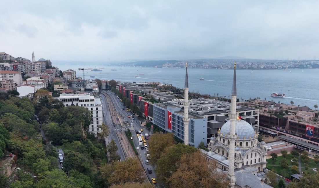 İstanbul’da Türk bayraklarıyla donatılan caddeler havadan görüntülendi İSTANBUL, – İSTANBUL’da 29 Ekim Cumhuriyet Bayramı kutlamaları kapsamında Türk
