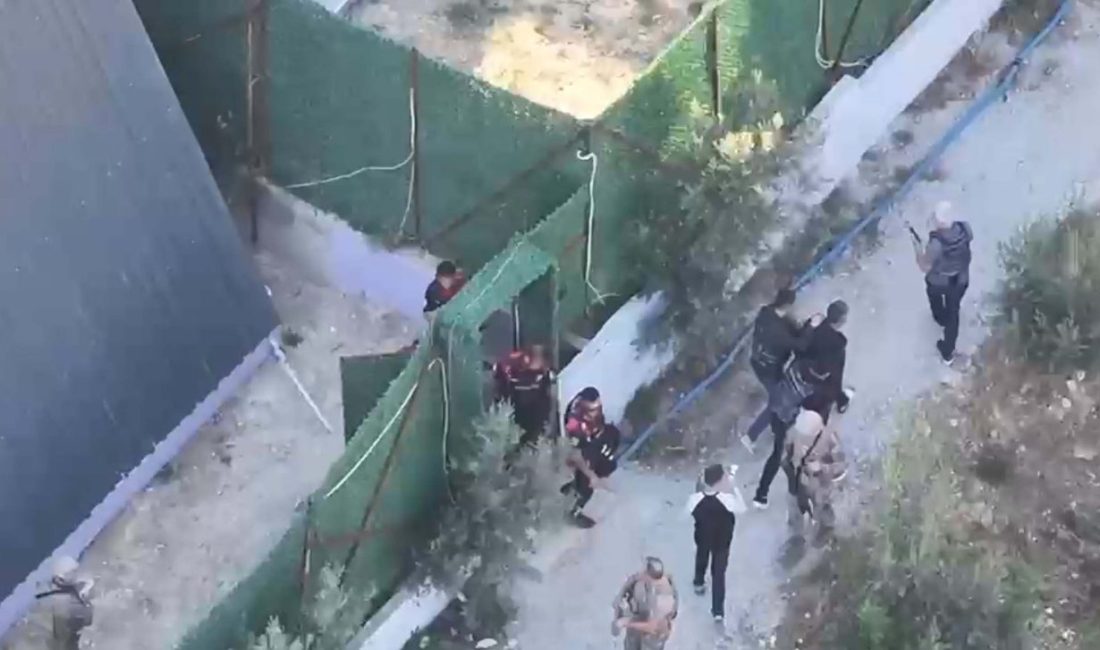 İzmir’de 30 yıl hapis cezasıyla aranan firari yakalandı Tolga TAHÇI/İZMİR, – İZMİR’in Torbalı ilçesinde 16 farklı dosyadan toplam