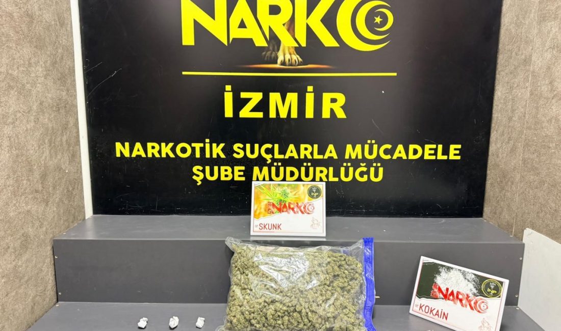 İzmir’de uyuşturucu operasyonu: 2 gözaltı Kadir ÖZEN/İZMİR, – İZMİR’in Konak ilçesinde polisin düzenlediği operasyonda, 1