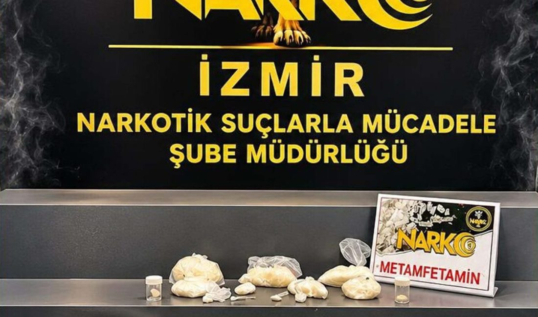 İzmir’de uyuşturucu operasyonunda 3 tutuklama Kadir ÖZEN/İZMİR, – İZMİR’in Karşıyaka ve Bergama ilçelerinde düzenlenen uyuşturucu