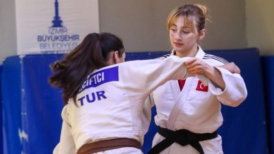 İZMİR, – YILDIZLAR Balkan Judo Şampiyonası’nda Türkiye’nin takım şampiyonluğuna katkı