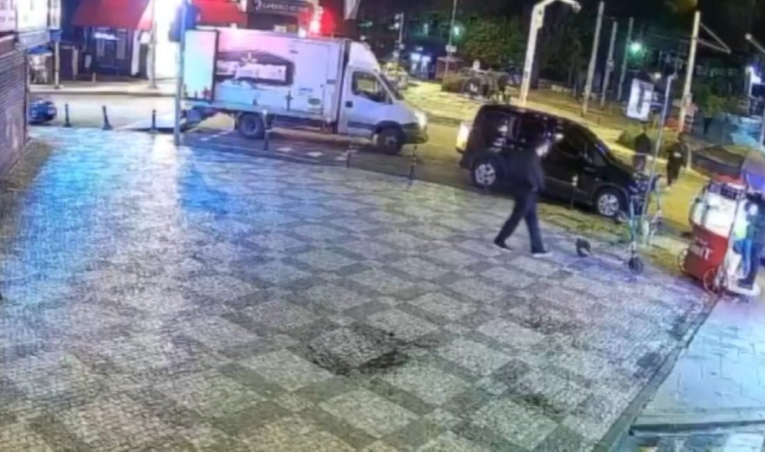 Kadıköy’de haraç için döviz bürosunu kurşunlayan şüpheliler kamerada: 5 gözaltı Ali AKSOYER/İSTANBUL -KADIKÖY’de döviz bürosunu kurşunladıktan sonra kaçan 5 şüpheli
