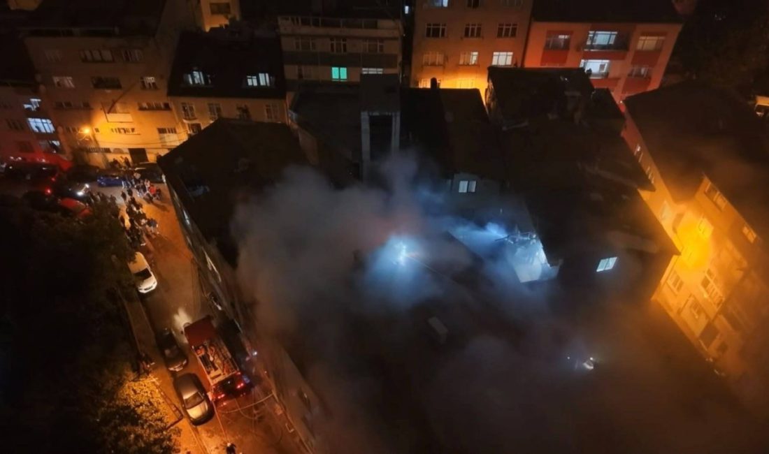 Kağıthane’de 5 katlı binanın en üst katında çıkan yangın çatıya sıçradı Mehmet Kaan KURT/İSTANBUL, – KAĞITHANE’de 5 katlı binanın en üst