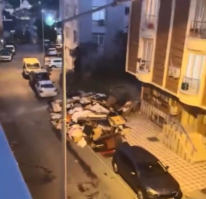 Kağıthane’de balkondaki kedilerle ilgilenilmediğini farkedince şüphelendi; komşusu evde ölü bulundu Doğan Can CESUR / İSTANBUL – KAĞITHANE’de Elmas Ö. (54),