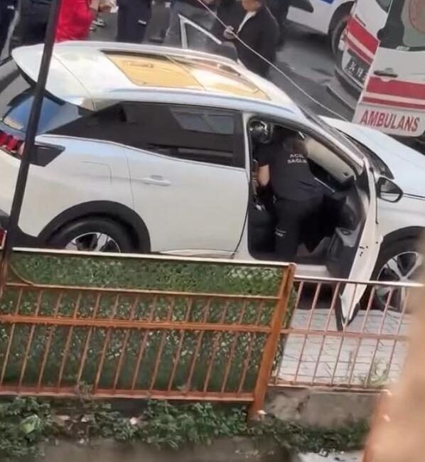 Kağıthane’de taksi şoförünün öldüğü silahlı saldırı sonrası yaşananlar kamerada Doğan Can CESUR / İSTANBUL – KAĞITHANE’de park halindeki araçta