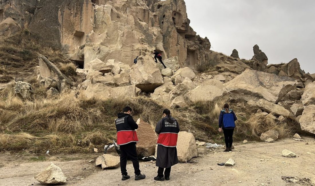 Ahmet KORKMAZER/NEVŞEHİR, – NEVŞEHİR’in Kapadokya bölgesinde peribacasından kopan kaya parçalarının