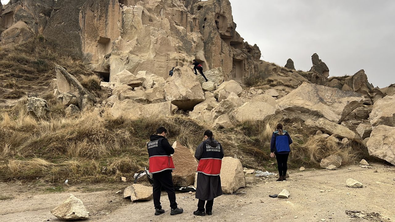 Ahmet KORKMAZER/NEVŞEHİR, – NEVŞEHİR’in Kapadokya bölgesinde peribacasından kopan kaya parçalarının