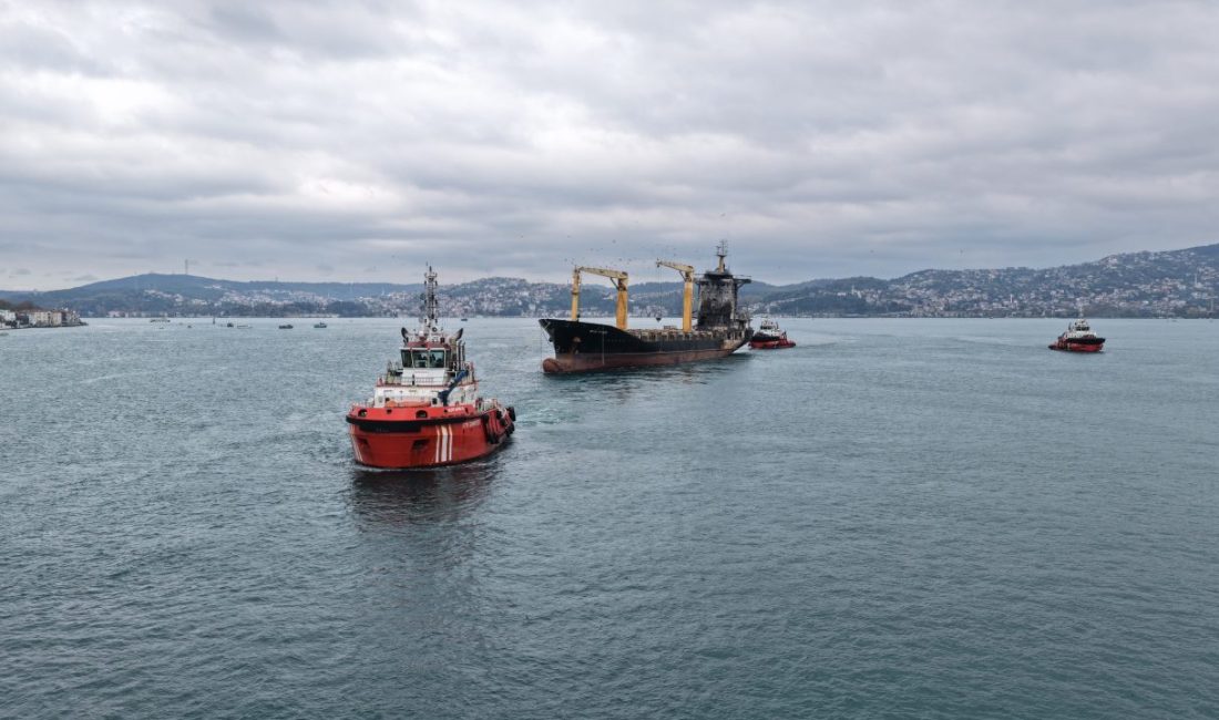 Karadeniz’de İHA saldırısına uğrayan gemi İstanbul Boğazı’ndan geçirildi İSTANBUL, – KARADENİZ açıklarında Ukrayna tarafından düzenlenen İHA saldırısında hasar