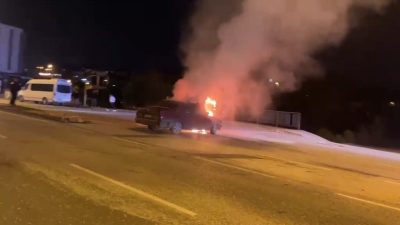 Musa KESKİN/DÜZCE, – DÜZCE’de, kavşaktan dönüş yaptığı sırada motor kısmından