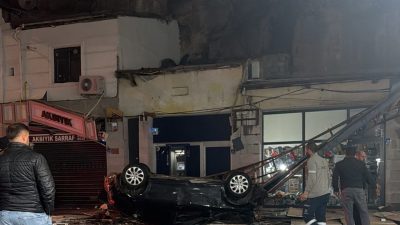 Furkan KAVUKLU/ KAYSERİ, – KAYSERİ’de sürücüsünün direksiyon hakimiyetini kaybettiği otomobil,