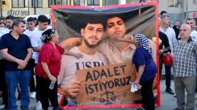 Anıl ATAR-Yusuf YILDIZ/ADANA, – ADANA’da ters yönde ilerleyen otomobilin çarptığı