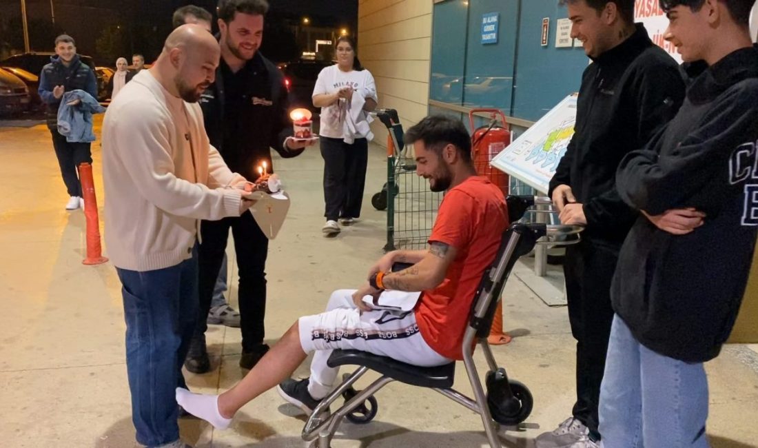 Kazada yaralanan sürücüye hastanede doğum günü sürprizi Yavuz YILMAZ/İNEGÖL (Bursa), – BURSA’nın İnegöl ilçesinde iki otomobilin çarpıştığı