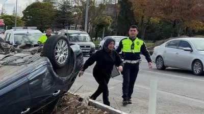 Oğuzhan KILIÇ/KÜTAHYA, – KÜTAHYA’da refüje çarpan otomobilin takla attığı kazada