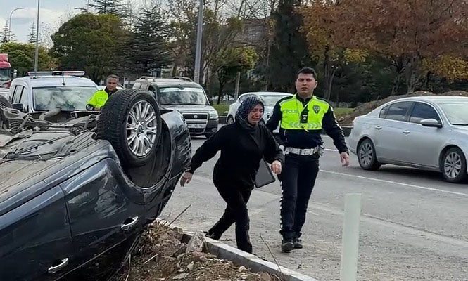 Kazayı haber alıp gelen sürücünün annesi gözyaşlarına boğuldu Oğuzhan KILIÇ/KÜTAHYA, – KÜTAHYA’da refüje çarpan otomobilin takla attığı kazada