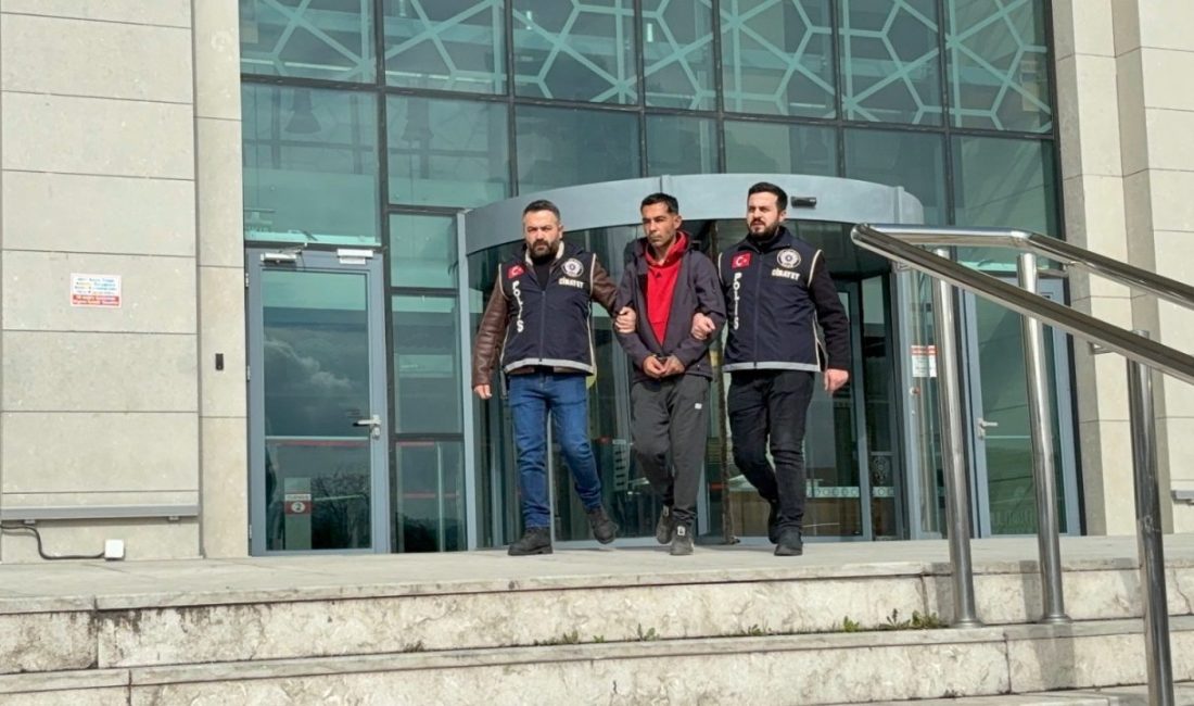 Kırıkkale’de babasını bıçaklayarak öldüren şüpheli tutuklandı Burak ÇALIŞKAN/KIRIKKALE, – KIRIKKALE’de tartıştığı babası Veli Aydoğdu’yu (60) bıçaklayarak