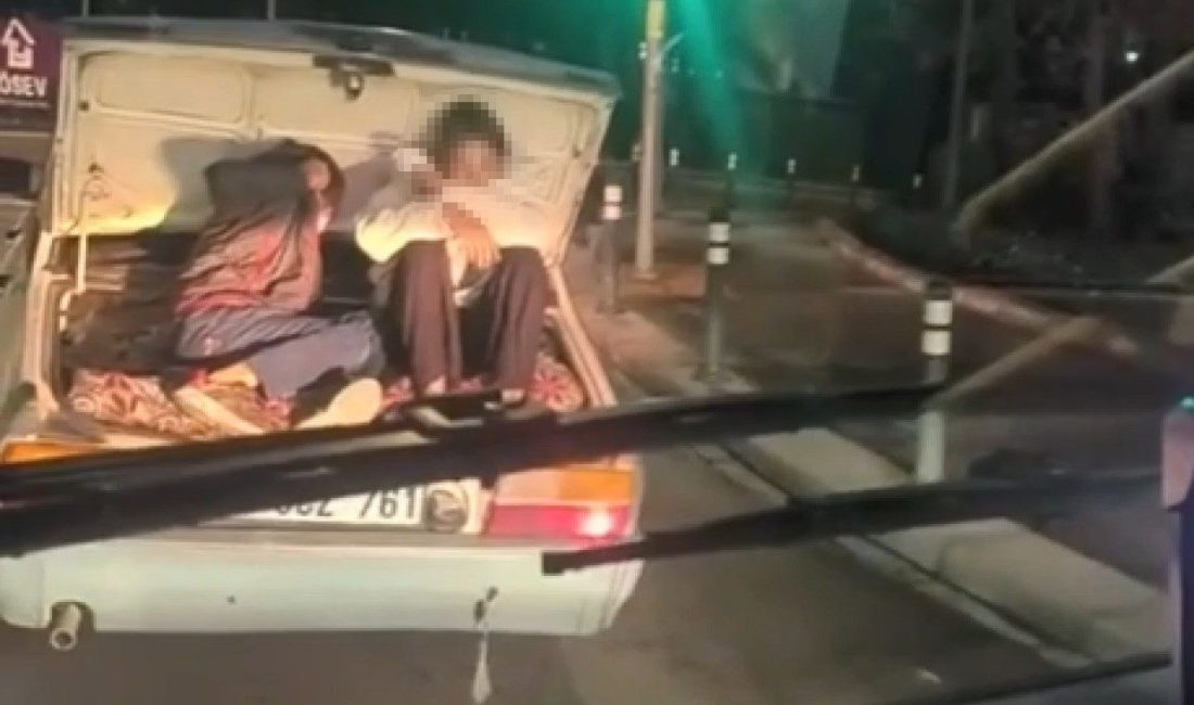 Küçükçekmece’de 2 çocuğun otomobilin bagajındaki tehlikeli yolculuğu kamerada Hiba HAKBİLİR/İSTANBUL, – KÜÇÜKÇEKMECE’de 2 çocuğun seyir halindeki otomobilin bagajında