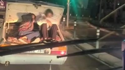 Hiba HAKBİLİR/İSTANBUL, – KÜÇÜKÇEKMECE’de 2 çocuğun seyir halindeki otomobilin bagajında
