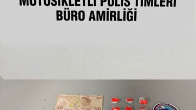 İSTANBUL, – KÜÇÜKÇEKMECE’de polis ekiplerinin denetimi sırasında kaçmaya çalışan motosikletli