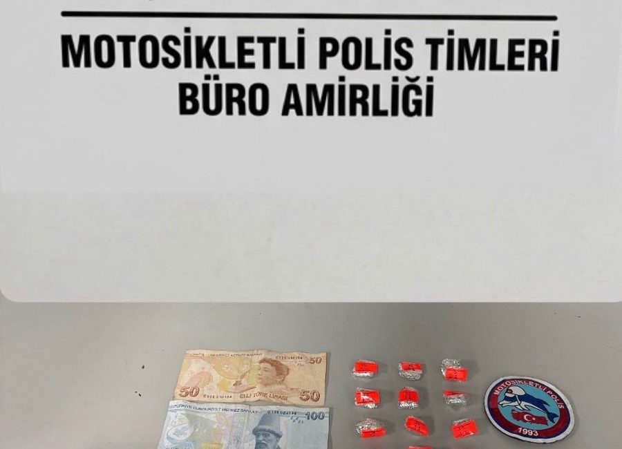 Küçükçekmece’de polisten kaçmaya çalışan kişinin üzerinde uyuşturucu ele geçirildi İSTANBUL, – KÜÇÜKÇEKMECE’de polis ekiplerinin denetimi sırasında kaçmaya çalışan motosikletli