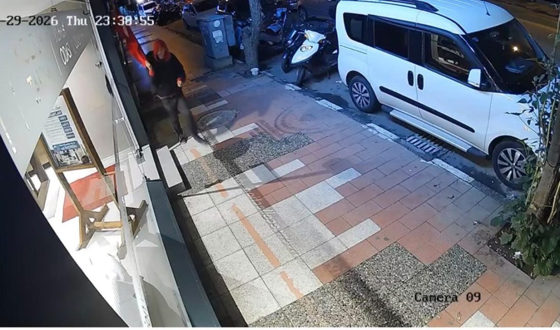 Mağaza önünde asılı Türk bayrağını yere attı Ersen ERDOĞAN/MANİSA, – MANİSA’nın Yunusemre ilçesinde, bir kişi, mobilya mağazasının