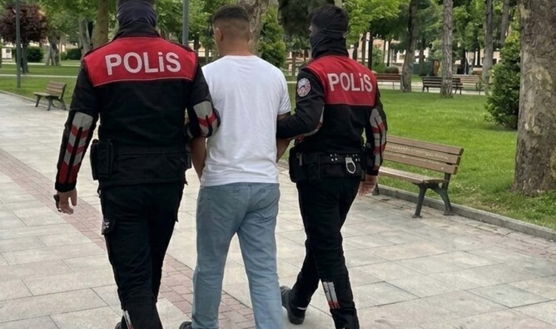 Manisa’da 152 yıl hapis cezasıyla aranan 17 yaşındaki firari yakalandı Serkan ÖZCAN/MANİSA, – MANİSA’da, 65 ayrı hırsızlık dosyasından toplam 152