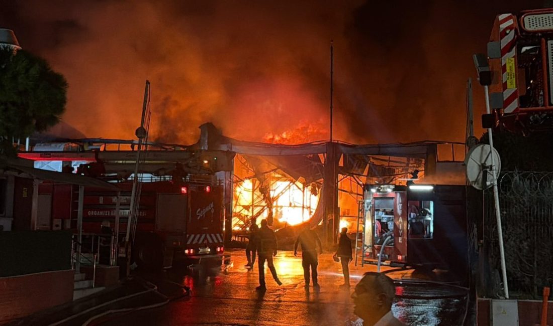 Manisa’da akü üretimi yapan fabrikada yangın (2) 1.5 SAATTE KONTROL ALTINA ALINDI Manisa’da İnci Akü Fabrikası’nda çıkan