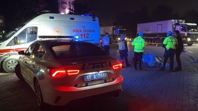 Doğan ÇİZMECİ/TURGUTLU,(Manisa), -MANİSA’nın Turgutlu İlçesinde, TIR ile çarpışan motosikletin sürücüsü