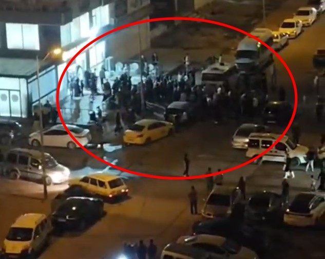 Mardin’de nişan töreninde tekmeli yumruklu kavga Salih KESKİN/ MARDİN, – MARDİN’in Kızıltepe ilçesinde nişan töreni sırasında