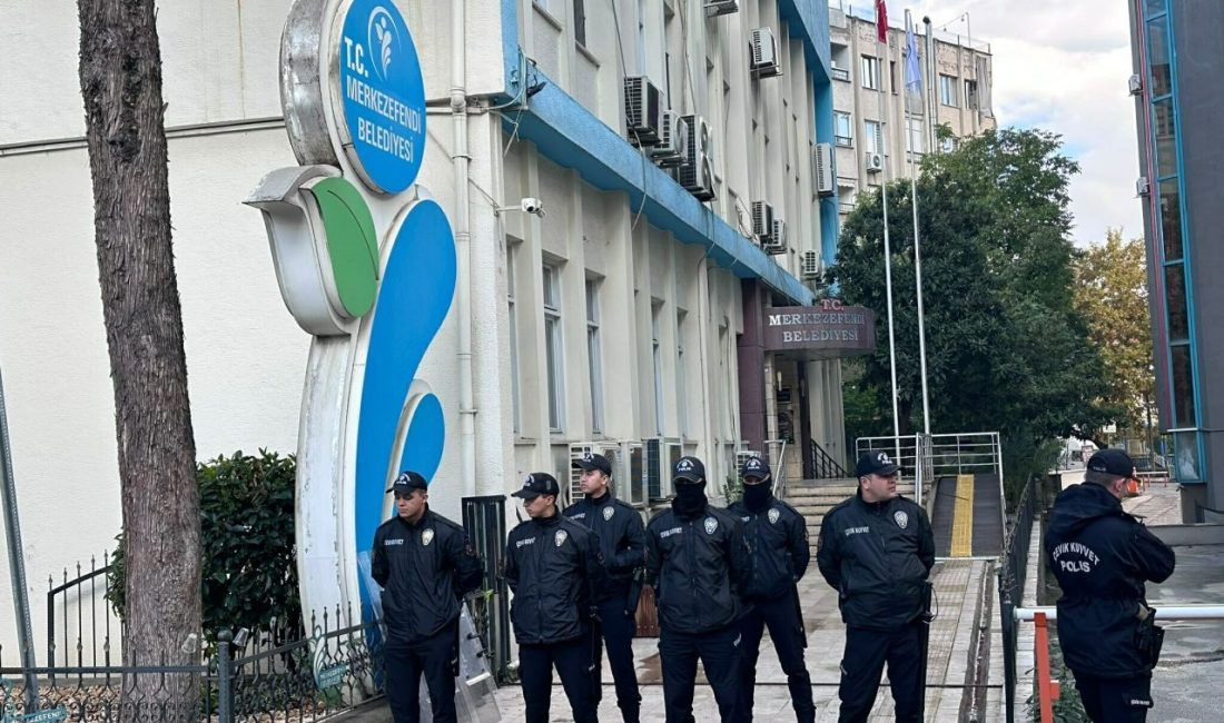 Merkezefendi Belediyesi’ne operasyon; Başkan Şeniz Doğan ve eşinin de olduğu şüphelilere gözaltı Ramazan ÇETİN/DENİZLİ, – DENİZLİ’nin Merkezefendi Belediyesi’ne yönelik operasyon düzenlendi. Belediye