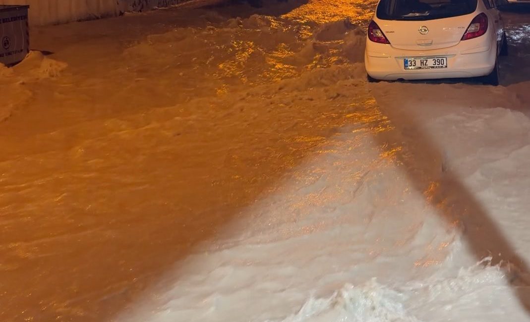 Mersin’de sağanak su baskınlarına neden oldu Soner AYDIN/ MERSİN, – MERSİN’de etkili olan sağanak nedeniyle merkez