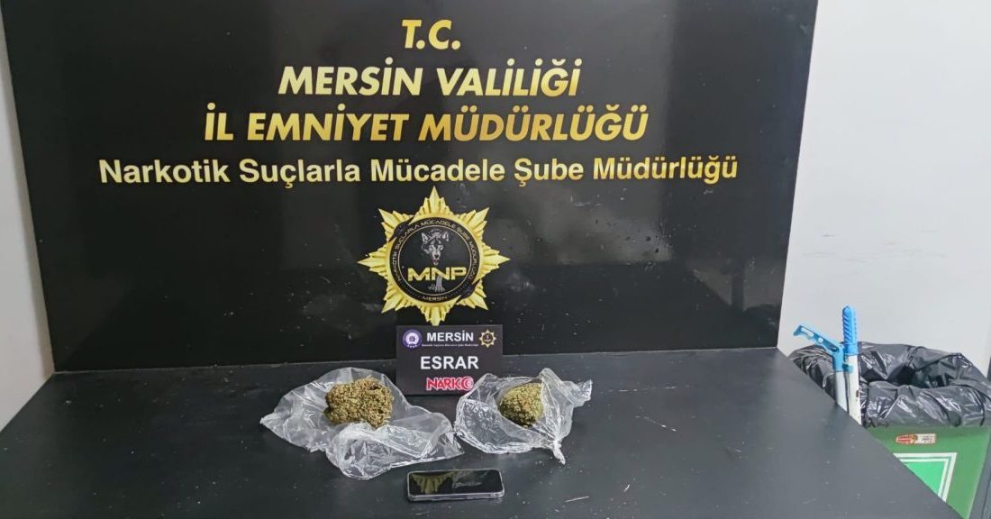Mersin’de ‘torbacı’ operasyonunda 2 tutuklama Soner AYDIN/MERSİN, – MERSİN’de narkotik polisinin, uyuşturucu satıcılarına yönelik düzenlediği