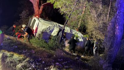 Ramazan SARIKAYALI/ KUMLUCA(Antalya), – ANTALYA’nın Kumluca ilçesinde minibüsün şarampole devrildiği