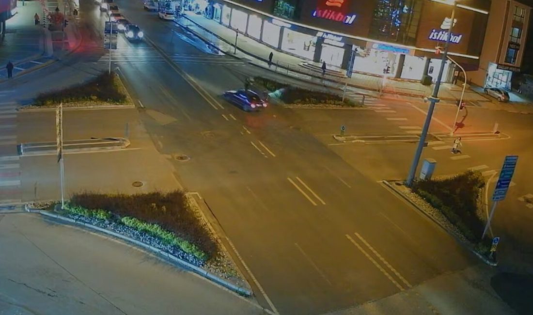 Motosiklet sürücüsü otomobilin ön camından içeri girdi (2) KAZA GÜVENLİK KAMERASINDA Düzce’de, otomobille çarpışan motosikletin sürücüsü Mert S.,