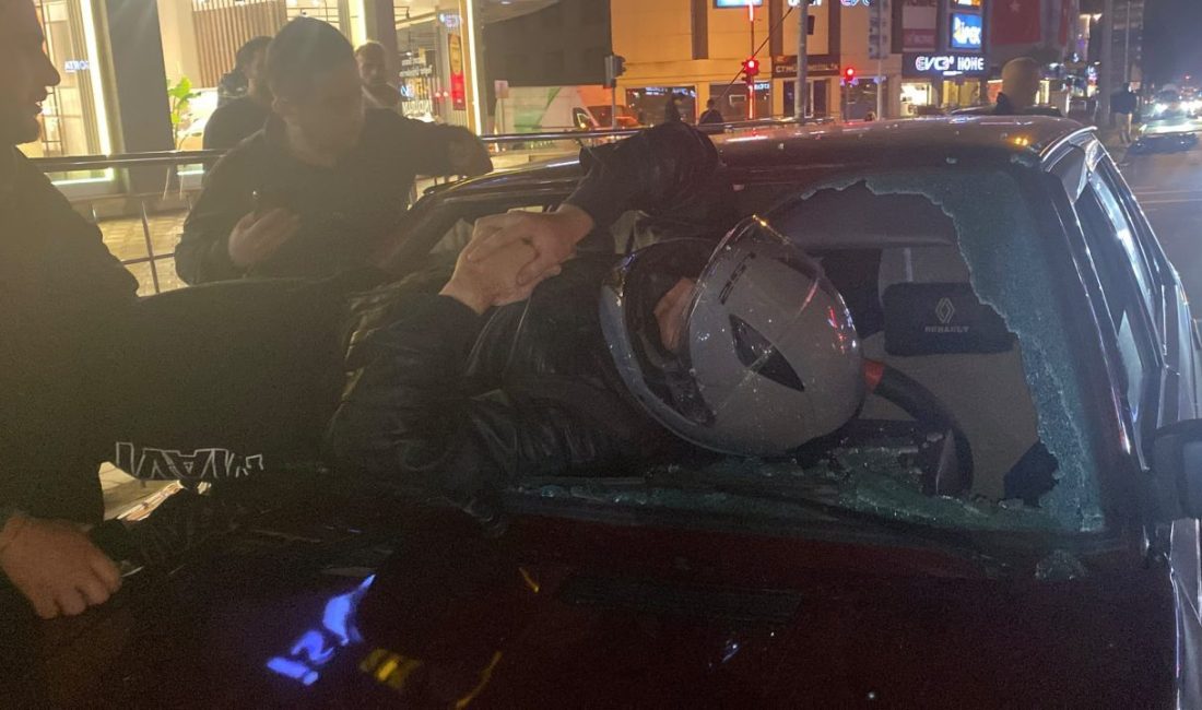 Motosiklet sürücüsü otomobilin ön camından içeri girdi Musa KESKİN/DÜZCE, – DÜZCE’de otomobille çarpışan motosikletin sürücüsü Mert S.,