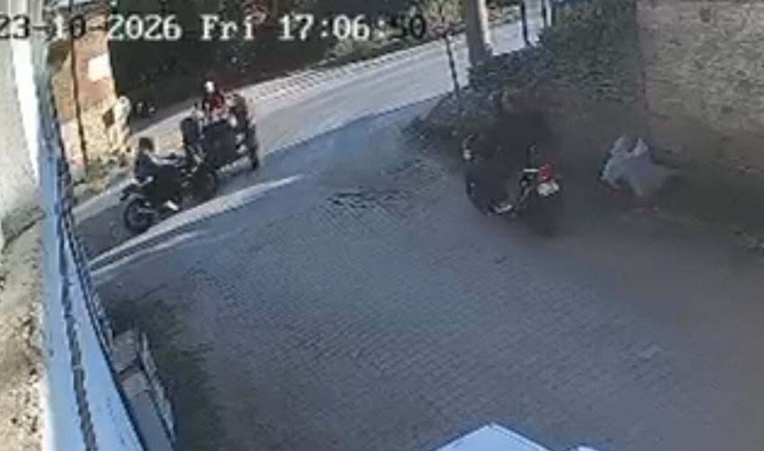 Motosiklet, traktöre ardından durağa çarptı; sürücünün ağır yaralandığı kaza kamerada Buse BAĞCI/ÖDEMİŞ (İzmir), – İZMİR’in Ödemiş ilçesinde motosiklet, karşı yola