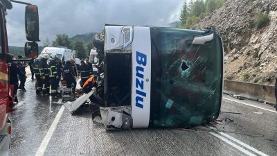 Sadun KILIÇ/AĞLASUN (Burdur), – BURDUR’un Ağlasun ilçesi yakınlarında yolcu otobüsünün