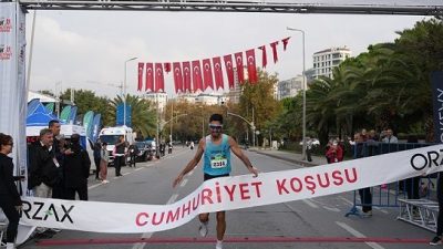 İSTANBUL, – KADIKÖY’de düzenlenen Orzax 10K Cumhuriyet Koşusu, yaklaşık 3