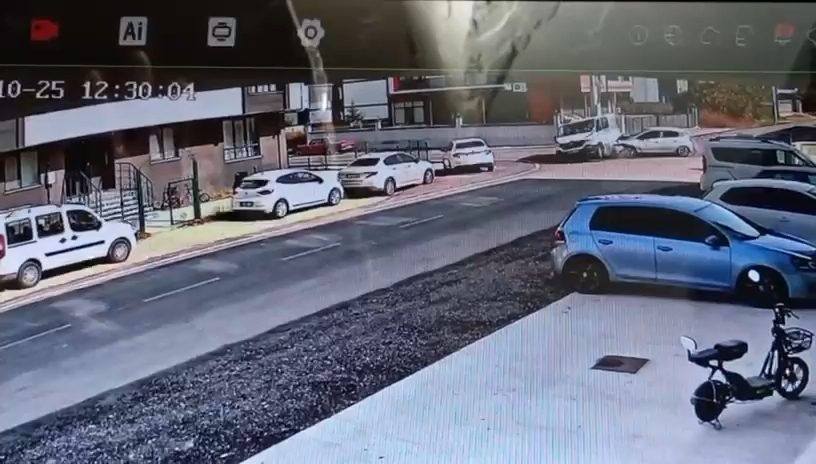 Otomobil ile minibüsün çarpıştığı kaza kamerada: 3 yaralı Musa KESKİN/ DÜZCE, – DÜZCE’de otomobil ile minibüs çarpıştıktan sonra