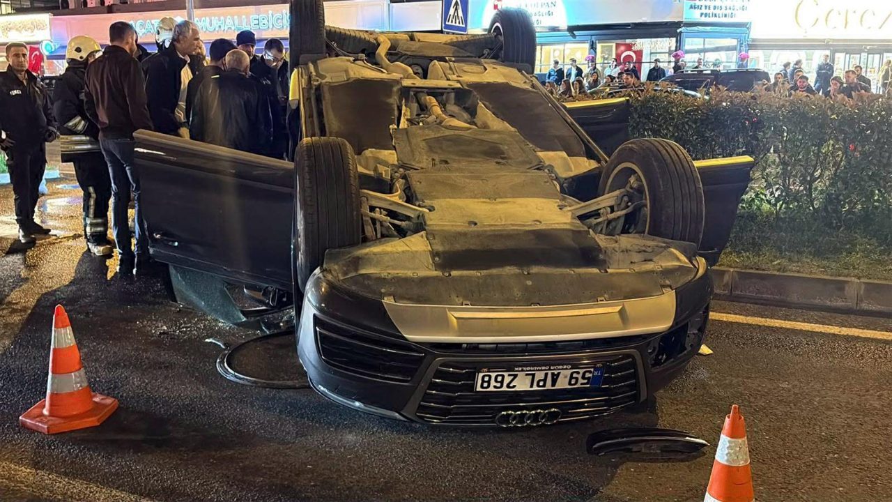 Otomobil, park halindeki araçlara çarpıp takla attı; 2 yaralı Mehmetcan ARSLAN/ÇORLU (Tekirdağ), – TEKİRDAĞ’ın Çorlu ilçesinde otomobilin park halindeki