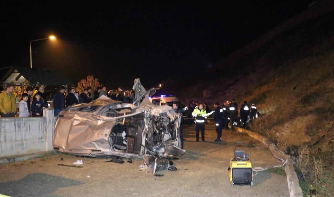 Otomobil uçuruma yuvarlandı: 1 ölü 3 yaralı Dursun Murat AYDIN/OLTU(Erzurum), -ERZURUM’un Oltu ilçesinde, hafif ticari aracın yaklaşık