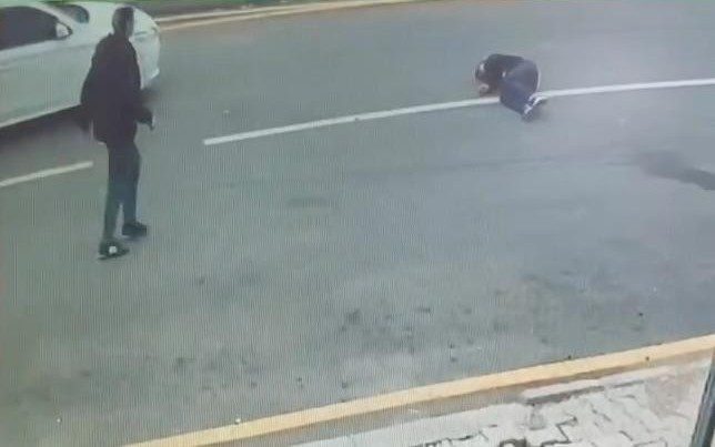 Otomobilin öğrenciye çarptığı kaza kamerada Şevket BOZKURT/KAHTA (Adıyaman), – ADIYAMAN’ın Kahta ilçesinde otomobilin çarptığı öğrenci