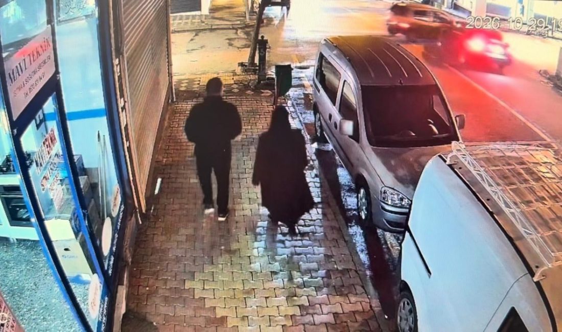 Otomobillerin vitrin camına çarpma anı güvenlik kamerasına yansıdı Şevket BOZKURT/KAHTA (Adıyaman), -ADIYAMAN’ın Kahta ilçesinde kavşakta çarpışan 2 otomobil