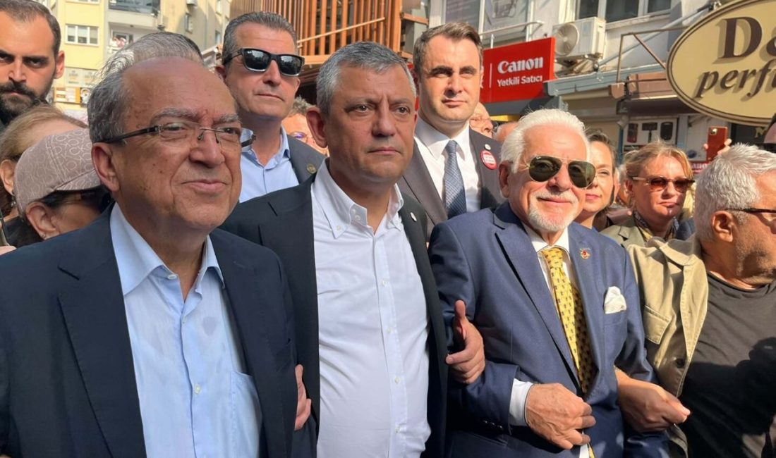Özgür Özel, İzmir’de gazetecilerin yürüyüşüne katıldı Yağmur ÖNGÜN/İZMİR, – YENİ Parti Genel Başkanı Özgür Özel, İzmir’de