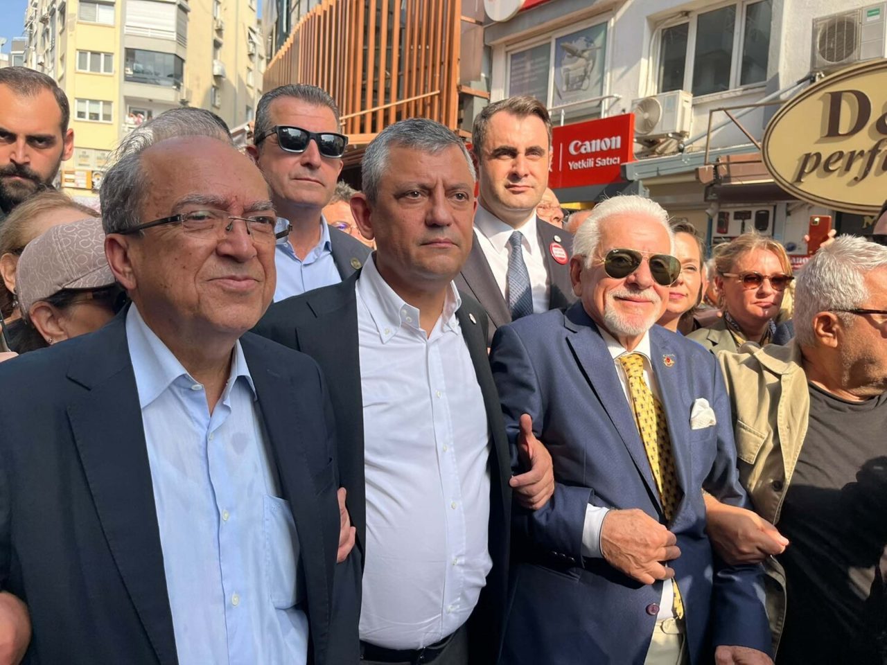 Yağmur ÖNGÜN/İZMİR, – YENİ Parti Genel Başkanı Özgür Özel, İzmir’de