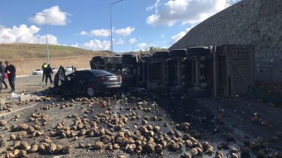 Ümit OKTAN/AĞRI, – AĞRI’nın Hamur ilçesinde, pancar yüklü TIR ile