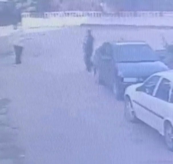 Park halindeki otomobilden saat çaldı; hırsızlık anı kamerada Zübeyde ÖZMEN/ BOLU, – BOLU’da park halindeki bir otomobilin kapısını