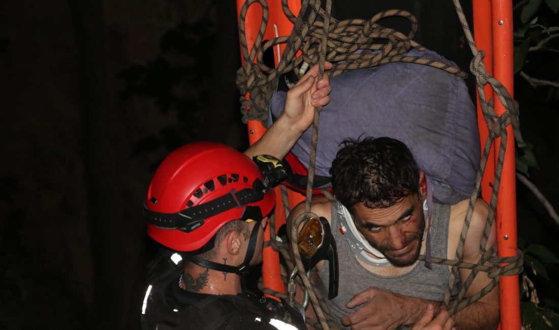 Parktaki köprüden düştü; itfaiye 2 saatlik çalışmayla kurtardı Tunahan KIR/ANTALYA, – ANTALYA’da park içerisindeki köprüde yürürken dengesini kaybederek