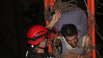 Tunahan KIR/ANTALYA, – ANTALYA’da park içerisindeki köprüde yürürken dengesini kaybederek