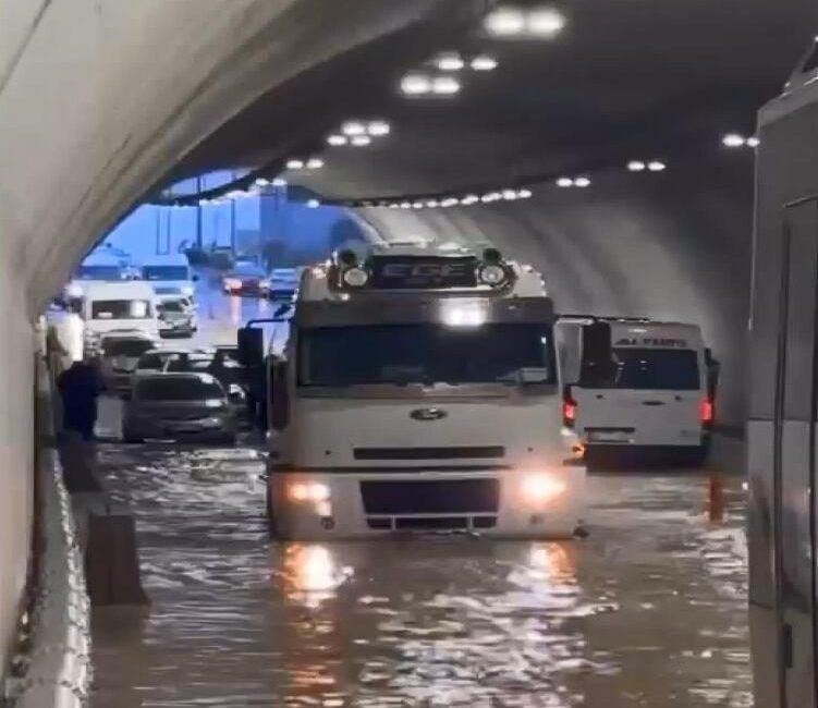 Pendik’te sağanağın ardından tüneli su bastı İbrahim YILDIZ/İSTANBUL, – İSTANBUL’DA sabah saatlerinde başlayan yağış Pendik’te de