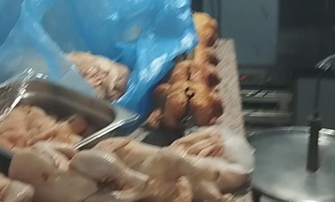 Restoranda bozulmuş tavuketleri bulundu Alican GÜMÜŞ/HATAY, -HATAY’ın Kırıkhan ilçesinde zabıtanın bir tavuk restoranında yaptığı